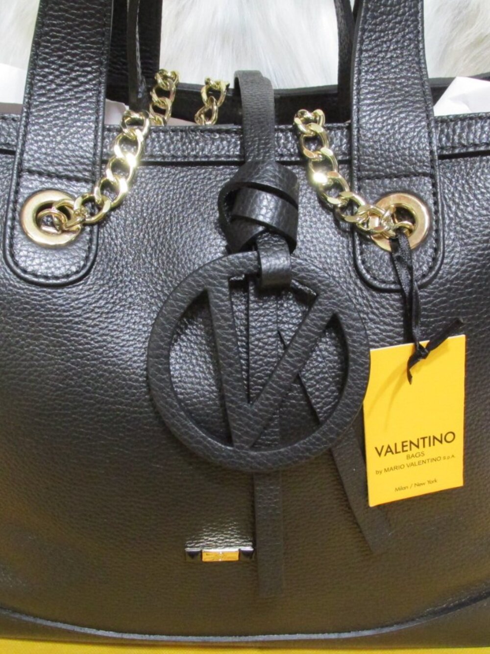 P2972-NWT Mario Valentino Sophie Medallion Black Pebble w/Dustbag - Picture 3 of 14